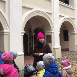 Edukacija apie Vilnių ir knygas vaikams Edukacija apie Vilnių ir knygas vaikams Alumnato kiemelyje