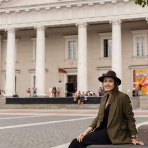 Pažintinė ekskursija po Vilniaus senamiestį anglų kalba Gidė Rūta Norkūnė veda ekskursiją prie Vilniaus rotušės