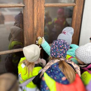 Ekskursija vaikams, kurios metu tyrinėjame Vilnių Vaikai ekskursijoje po Vilnių tyrinėja pastatų architektūros detales