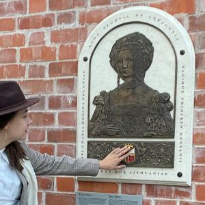 Ekskusija apie Vilniaus moteris vizionieres - bareljefas valdovei Bonai Sforcai Ekskusija apie Vilniaus moteris vizionieres - bareljefas valdovei Bonai Sforcai