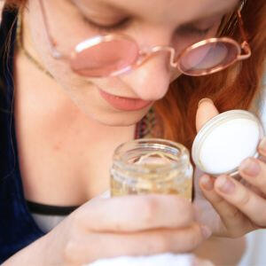 Interaktyvi ekskursija paaugliams po Vilnių „Vilnius:5 pojūčiai“ Mergina uosto indelį su kvapais, kurie susiję su Vilniaus istorija ekskursijoje paaugliams.