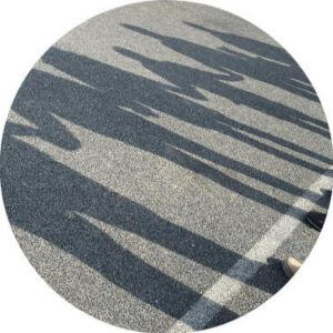 Edukacinis užsiėmimas apie kiemo žaidimus šeimoms, šventėms ir komandos formavimui Šešėlis žmonių, kurie yra susikibę rankomis į cieną grandinę ir žaidžia kiemo žaidimą edukacijoje.