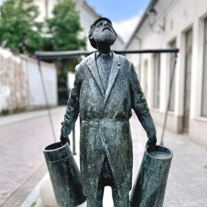 Skulptūra Vilniaus senamiestyje „Vandens nešėjas“ Skulptūra Vilniaus senamiestyje, atspindinti žydų kasdienybę prieš 200 metų Vilniuje - „Vandens nešėjas“. Šią skulptūrą aplankome ekskursijos paaugliams po žydišką Vilnių metu.