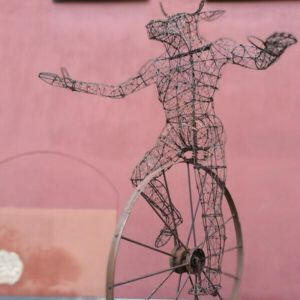 Ekskursijos po Vilniaus senamiestį sustojimas - Minotauro ant vienračio skulptūra Ekskursijos po Vilniaus senamiestį sustojimas - Minotauro ant vienračio skulptūra