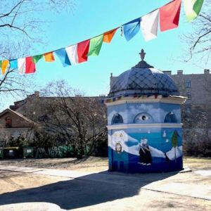 Ekskursija po Užupį - Tibeto skveras Ekskursija po Užupį, Jurgos Užkuraitytės piešiniai Tibeto skvere ant elektros transformatorinės bokštelio sienų.