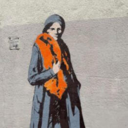 Ekskursijos apie XX a. Vilniaus moteris. Freska su Marcele Kubiliūte Ekskursijos apie Vilniaus moteris stotelė - freska ant pastato, kurioje pavaizduota Marcelė Kubiliūtė. Freskos autorė menininkė Lina Šlipavičiūtė