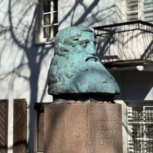 Žydai berniukai prekiaujantys laikraščiais Vilniuje Neofreska senajame Vilniaus žydų kvartale - piešinys ant sienos, kuriame pavaizduoti du žydai berniukai prekiaujantys laikraščiais jidiš kalba.